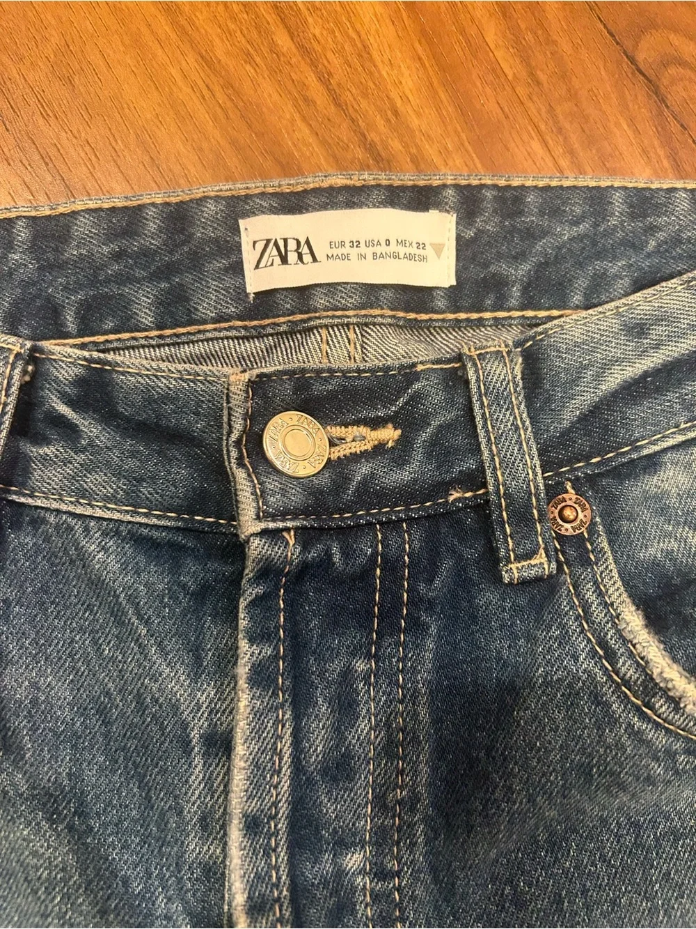 Zara Women's Faded Blue Straight-Leg Jeans wash fade button size 0 30 waist